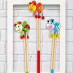 Lápis infantil bicolor com figuras divertidas